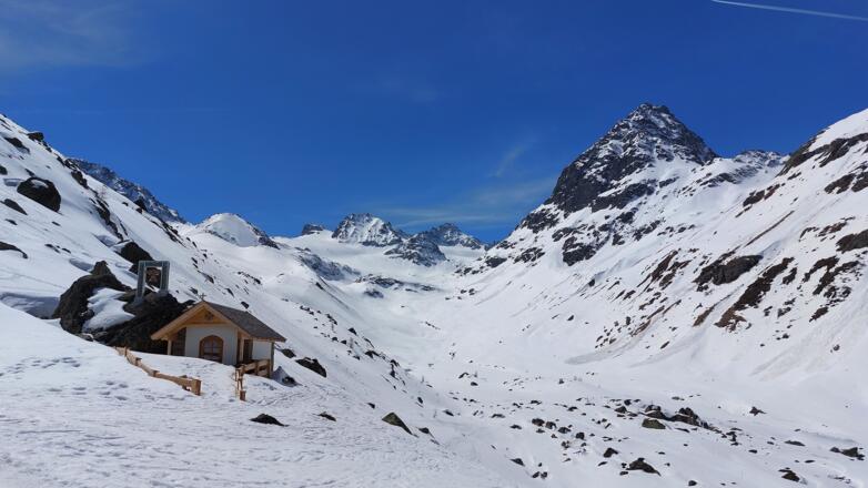 Blick zurück von der Jamtalhütte auf die Jamspitzen und Dreiländerspitze (ganz hinten, rechts). Auch die Ochsenscharte ist sichtbar und beinahe die gesamte Abfahrt.