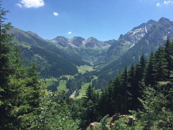 Oberer Höhenweg mit Blick auf die 3-Schafalpköpf
