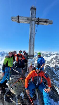 Wenig Platz bietet der Gipfel der Dreiländerspitze.