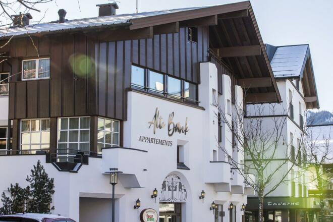 Hausfront mit Schriftzug