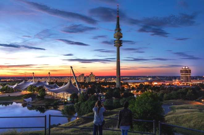 Olympiapark mit Olympiaturm am Abend