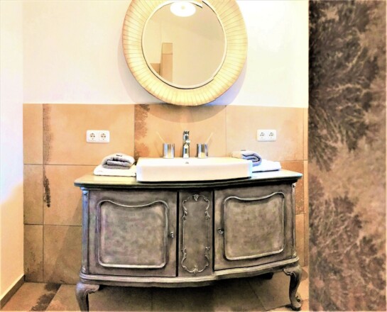 der Waschtisch ist mit Kalkfarbe handbemalt und mit Wachs geschützt, Fewo zwischen Berg und Bach in Kiefersfelden