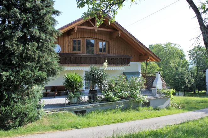 Nebenhaus mit Terrasse