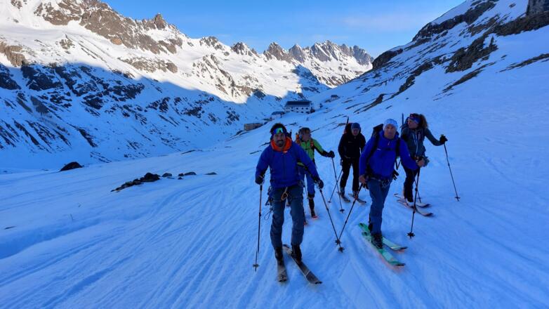 Start bei der Wiesbadenerhütte, ganz hinten die Kleinen Egghörner und die Kl. Schattenspitze, unten das Ochsental.