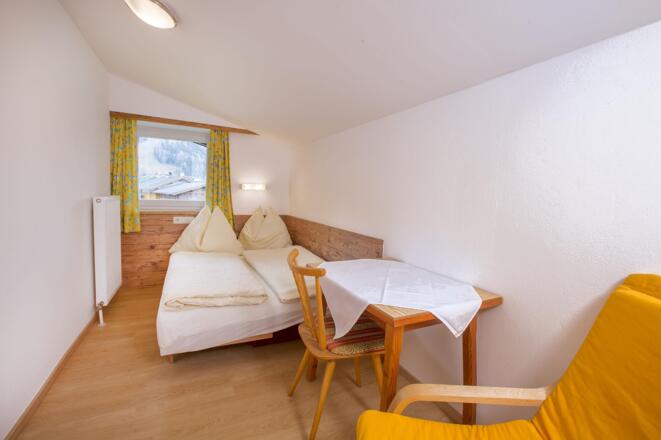 Zimmer gr. Wohnung