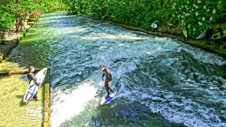 Eisbachwelle München - Surfen
