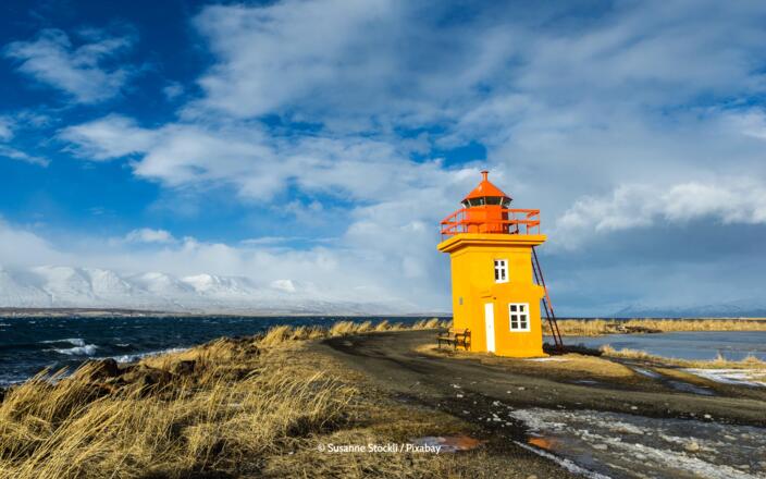 Leuchtturm an der Küste in island / Europa