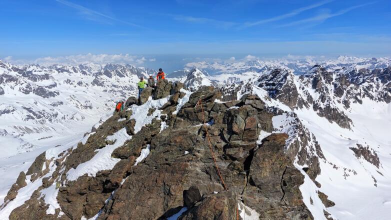 Blick vom Gipfelkreuz zurück zum Vorgipfel.