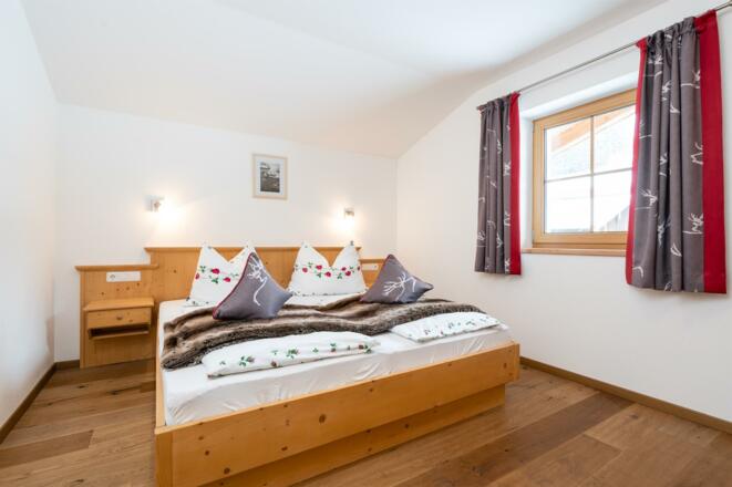 geräumiges Schlafzimmer