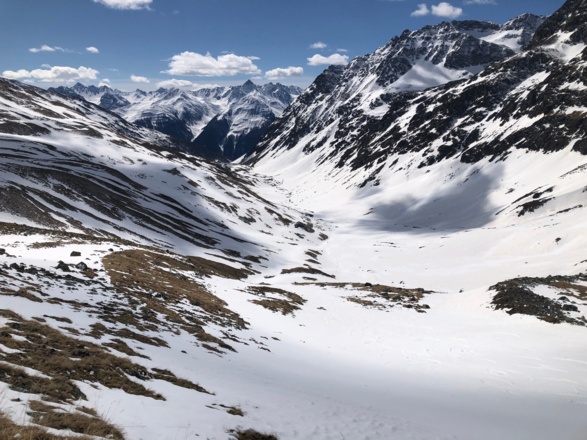 Blick zur Tuoi Hütte in Bildmitte