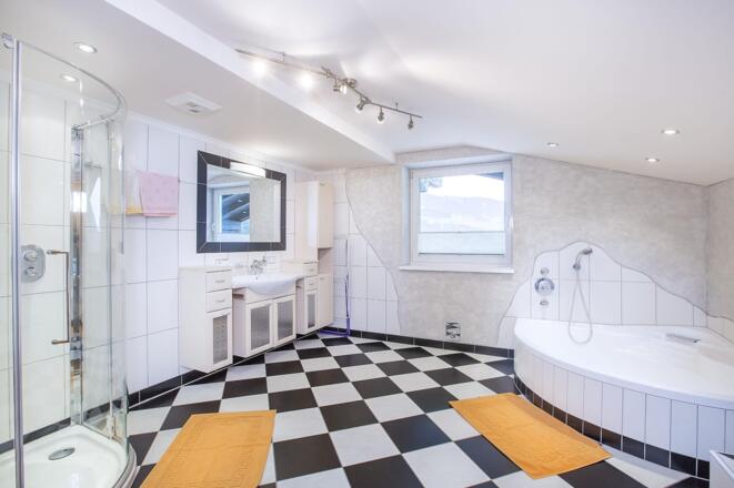 Badezimmer mit DU/Badewanne