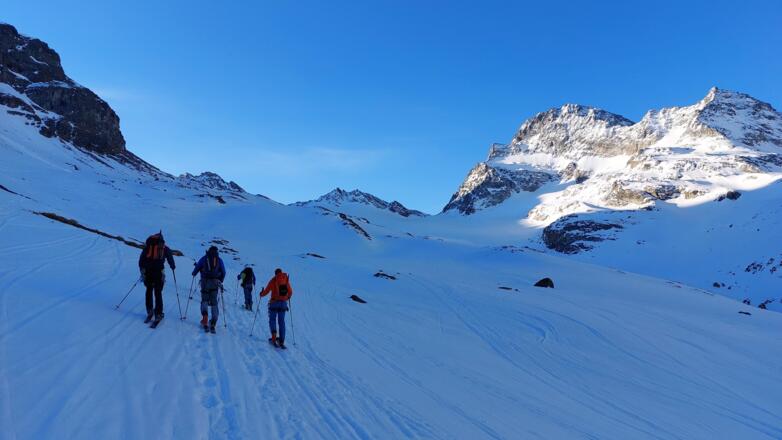 Vorbei an den Felsen des Vermuntkopfes. Mächtig - der Piz Buin. Links davon Vermuntpass, Piz Mon und Piz Jeremias.