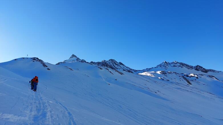 Die Dreiländerspitze wird sichtbar. Links der Ombrometer (Niederschlagsmesser) auf 2670 m.