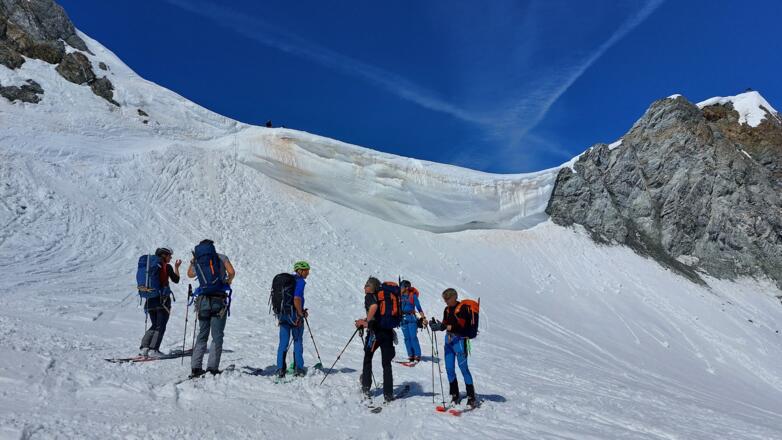 Die meistens stark überwechtete Ochsenscharte. Mit Steigeisen und Skiern am Rucksack abklettern kann notwendig sein.