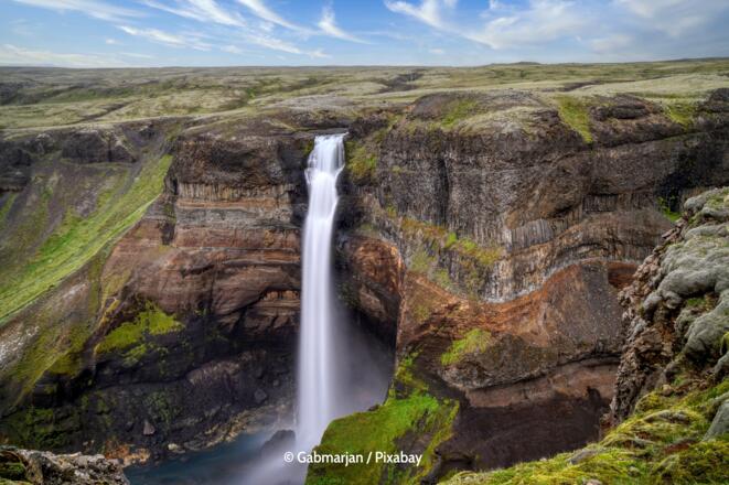 Wasserfall und eine Schlucht "Haifoss in Island / Europa