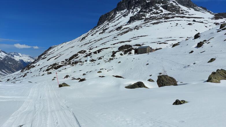 Die Schneestangen weisen den besten Weg. Sie sollen auch die Querung des Steilhanges vor der Hütte vermeiden helfen (neun Menschen starben dort 1999 in einer Lawine).