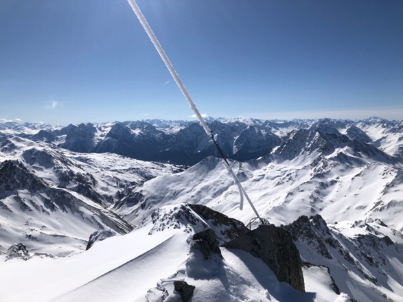 Im Hintergrund der Ortler mit einer Wolke am Gipfel