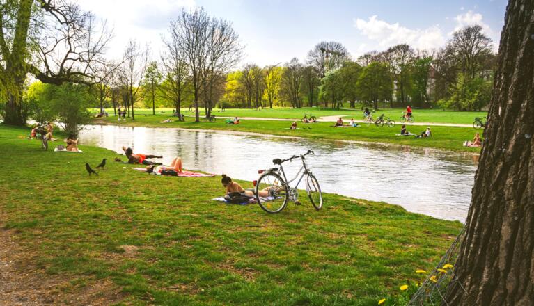 Menschen im Englischen Garten  München