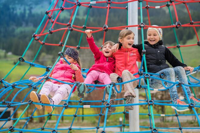 Unser Außenspielplatz bietet genug Abwechslung und Herausforderungen für unsere Lieblinge.