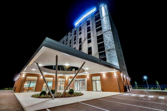 Außenansicht Hotel Das Zeit bei Nacht