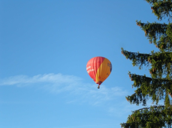 Heißluftballon während der Montgolfiade