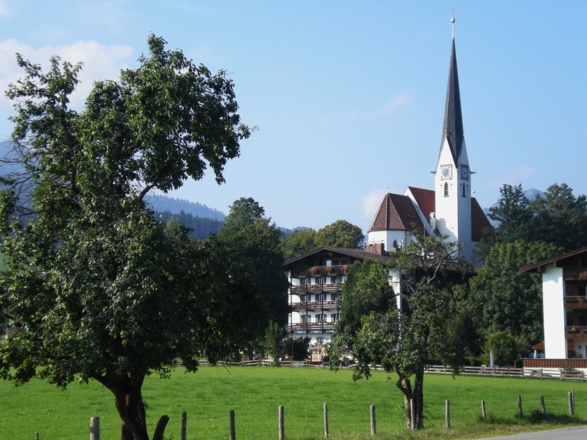 Wanderweg in Bad Wiessee mit Blick auf Die Kirche Maria Himmelfahrt