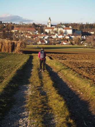 Ein herrlicher Feldweg führt direkt zum Stift St. Florian