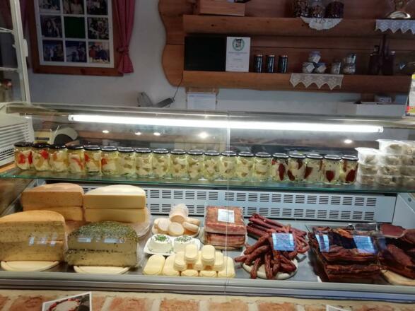 Wurst und Käse im Hofladen