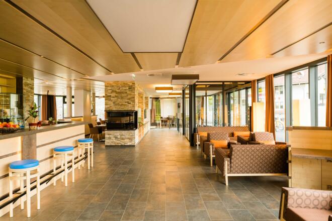 Unsere Lobby/Bar ladet mit den Panoramafenstern zum verweilen ein.