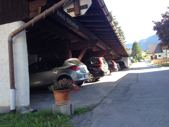 überdachter Autounterstellplatz