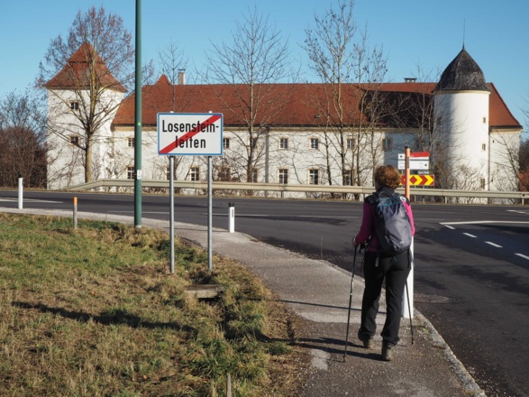 Pilgerin kommt am Schloss Losensteinleiten vorbei