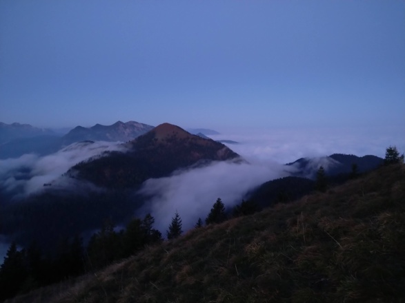 Gipfelblick - der Jochberg hat sich einen Wolkenschal umgelegt