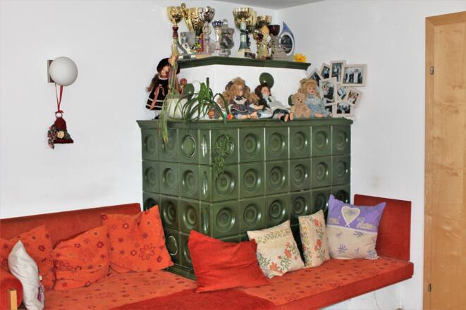 Kachelofen im Frühstücksraum