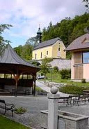 Kirche Ebenau und Brunnengarten