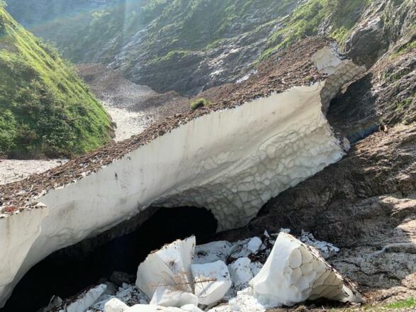 Schneebrocken vor der Eiskapelle