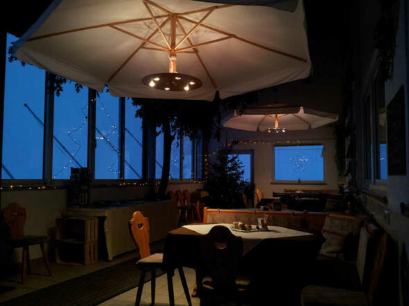 Wintergarten bei Nacht mit Kaffeautomaten