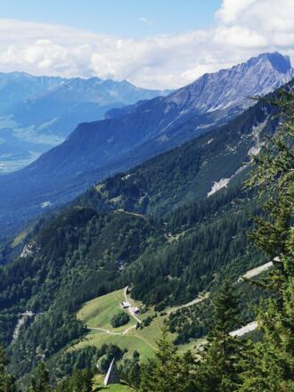 Blick auf die Kaisersäule und auf die Thaurer Alm