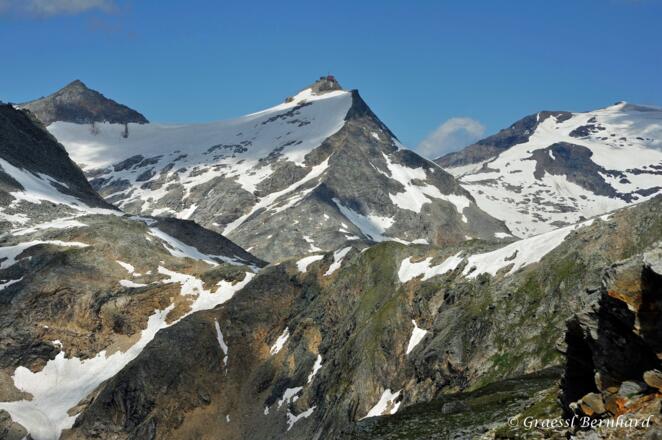 Der Blick auf den Hohen Sonnblick (3.106 m) ist einmalig. Die hochalpine Natur ist geprägt vom ewigen Eis.