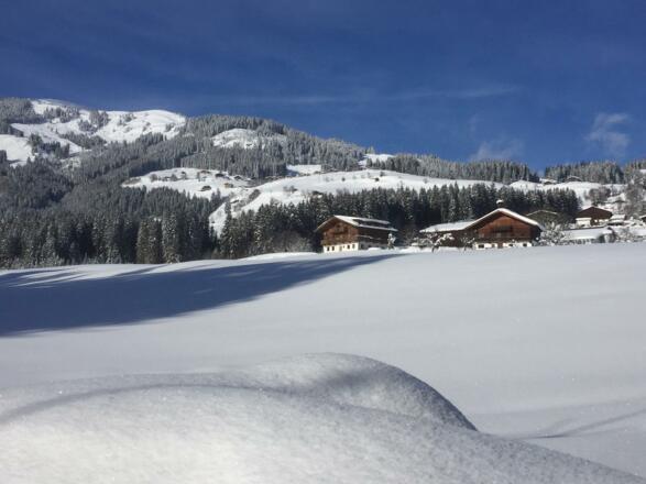 haus mit viel Schnee