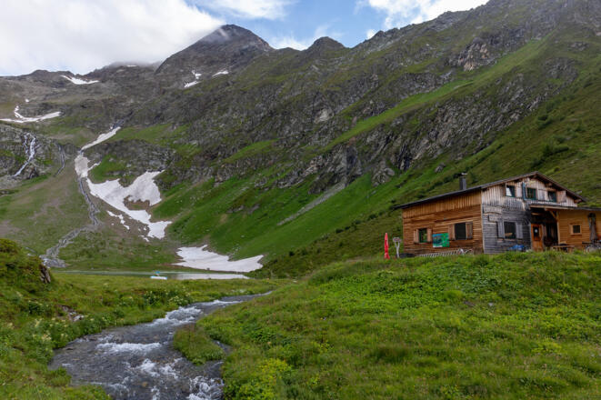 Die Bergerseehütte, im Hintergrund der Lasörling (3098 m).