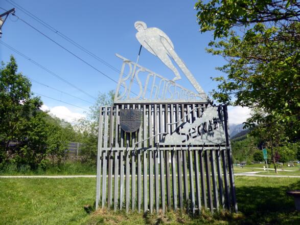 In Bischofshofen führt der Weg an einem Denkmal in Erinnerung an den Skispringer Sepp Bradl vorbei.