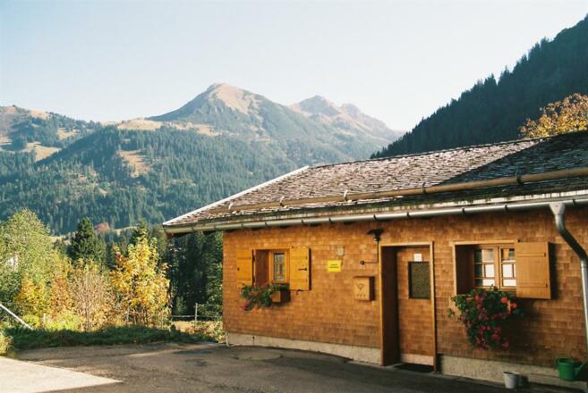 Eingangsseite mit PKW Stellplatz