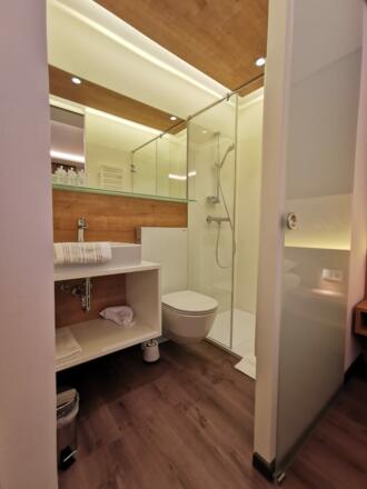 Dusche, WC und Bad