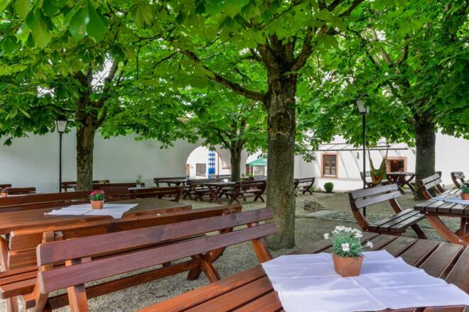 Gemütlicher schattiger Biergarten