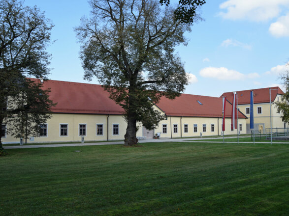 Veranstaltungszentrum-Pferdezentrum-Stadl-Paura-Außenansicht2-Foto Katharina Brandstetter