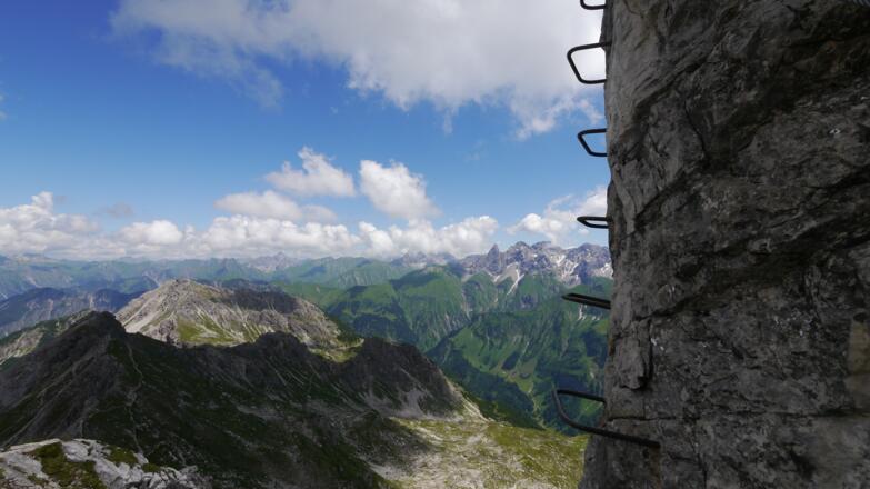 Eisenstufen am Nördlichen Schafalpenkopf vor einer beeindruckenden Kulisse