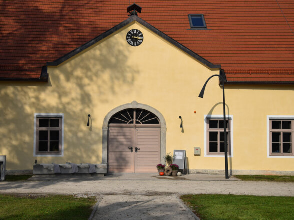Veranstaltungszentrum-Pferdezentrum-Stadl-Paura-Eingang-Foto-Katharina Brandstetter