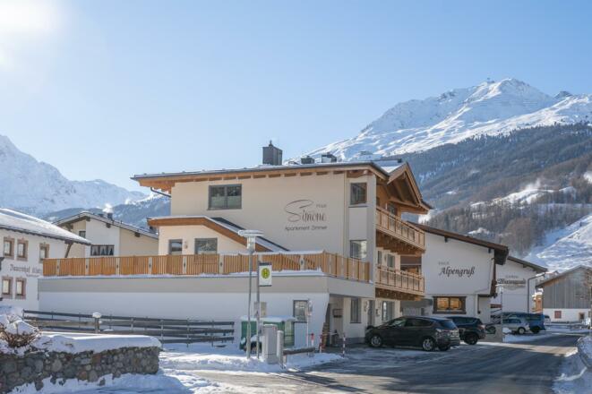 Haus Simone im Winter mit Bergblick