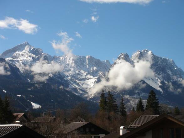 Blick auf Alpsitze und Zugspitze