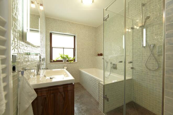 Bad mit Wanne & Dusche